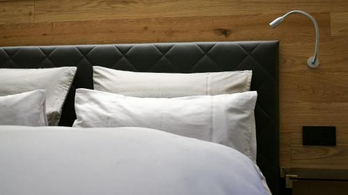 Postel nebo postele na pokoji v ubytování Black Summit Samnaun Boutique Hotel