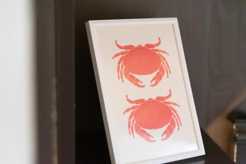 a framed picture of a crab at Rosa lido adriano centro citta in Lido Adriano