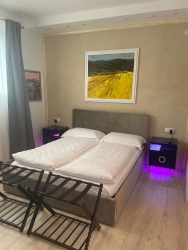 a bedroom with a bed and a painting on the wall at SUITE Quattro Ducati in Kirchheim unter Teck