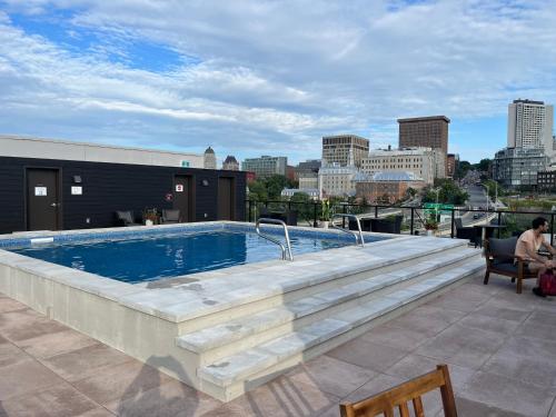 a swimming pool on the roof of a building at Joli condo en basse-ville - Parking gratuit 309357 in Quebec City