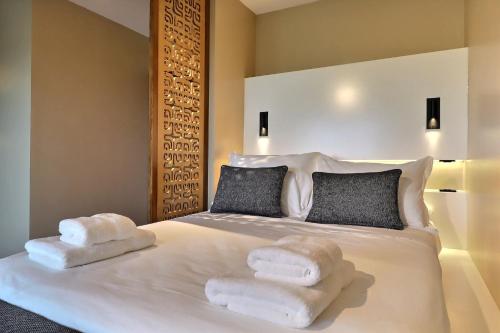 Un dormitorio con una cama con toallas. en Mahana Suite Sea & Mountain View, en Papeete
