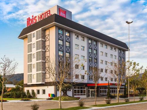 a building with arets hotel on top of it at ibis Igrejinha in Igrejinha