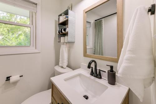 une salle de bain avec un lavabo et un miroir et des toilettes dans l'établissement Walk to Dtwn Pine Mountain! Evergreen Cottage, à Pine Mountain
