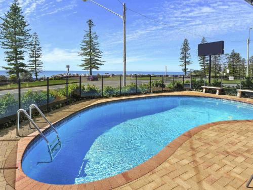 a small swimming pool with blue water at ibis Styles Port Macquarie in Port Macquarie