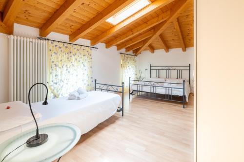 a bedroom with two beds and a sink at Agriturismo Al Tralcio in Valeggio sul Mincio