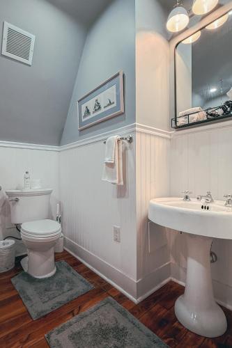 Ένα μπάνιο στο South Broadway Manor B&B - Near Fallingwater, Ohiopyle State Park, Hiking & Biking trails GAP