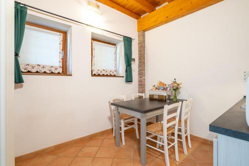 a kitchen and dining room with a table and chairs at Agriturismo Al Tralcio in Valeggio sul Mincio