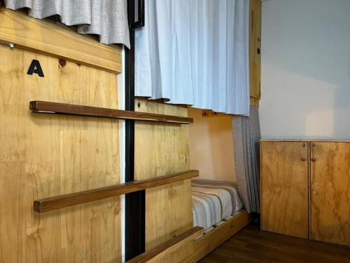 Postel nebo postele na pokoji v ubytování The Cranky Croc Hostel
