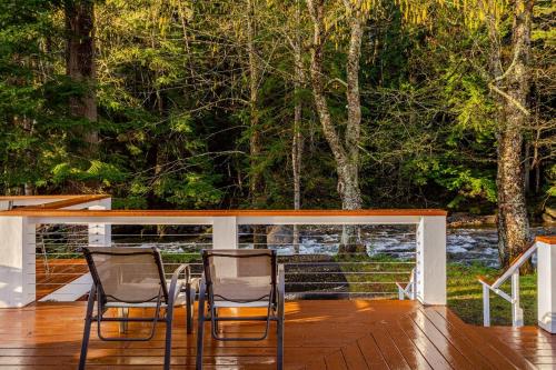 Balkoni atau teres di MapleCastle == HotTub, RiverSide, IndoorHummock, FirePlace, BackYard