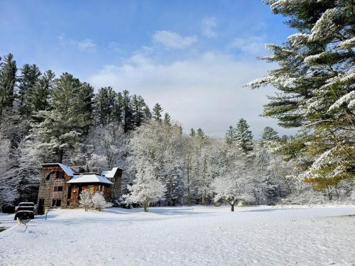 MapleCastle == HotTub, RiverSide, IndoorHummock, FirePlace, BackYard semasa musim sejuk