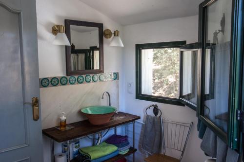 a bathroom with a sink and a mirror at Casa Correcaminos in La Presa