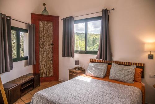 a bedroom with a bed and a window at Casa Correcaminos in La Presa