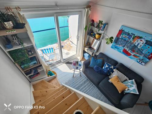Ruang duduk di Tiny float home Brighton