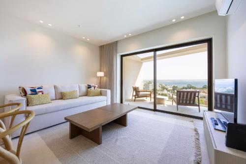 Una sala de estar con un sofá blanco y una mesa. en The Editory Residence Lagos, en Lagos