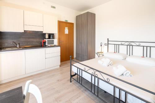 a bedroom with two beds and a kitchen at Agriturismo Al Tralcio in Valeggio sul Mincio