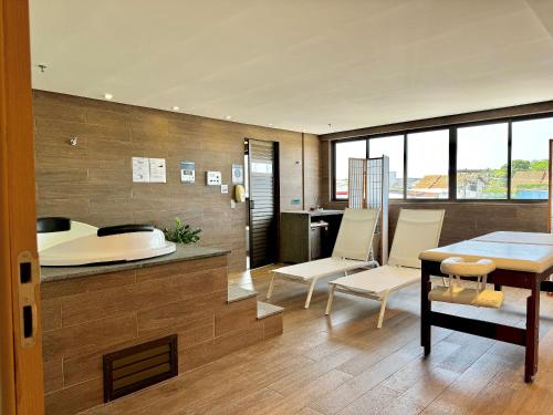 a kitchen and dining room with a table and chairs at (106) Studio Inesquecível em espaço Moderno in Vinhais