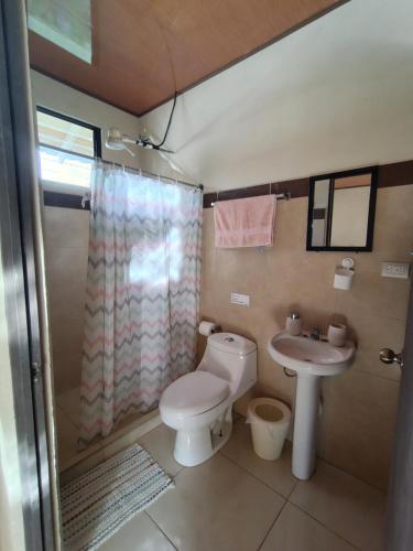 Un baño de Quiet room with AC close to the beach