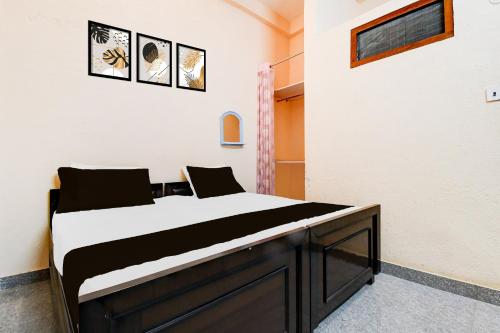 un dormitorio con una cama grande en una habitación en Hotel O G.D Guest House, en Ayodhya