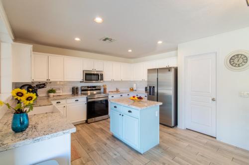 Η κουζίνα ή μικρή κουζίνα στο Casa Alessia 4BR Home & Heated Pool