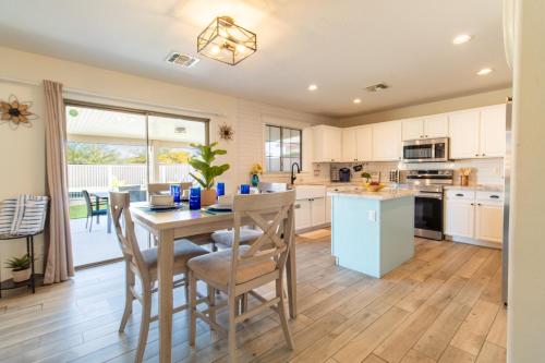 Η κουζίνα ή μικρή κουζίνα στο Casa Alessia 4BR Home & Heated Pool