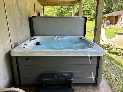 una Jacuzzi ificialificialificialificialificialificialificialificialificialificialificialificialificialificialificiale di Luxury Spacious Cabin Hot Tub, Theater, 5 Acres in Hocking Hills a Logan
