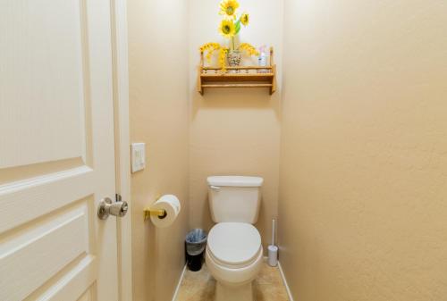 Ένα μπάνιο στο Casa Alessia 4BR Home & Heated Pool