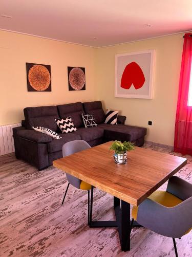 a living room with a couch and a wooden table at El RINCONCITO in Mahora