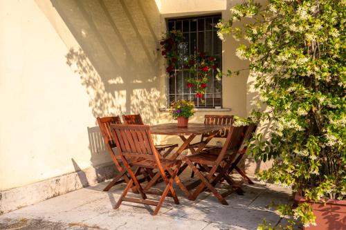 a wooden table and chairs in front of a window at Agriturismo Al Tralcio in Valeggio sul Mincio
