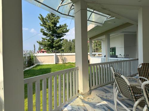 un porche avec des chaises et une vue sur une cour dans l'établissement luxury villa in murree for families and couples, à Murree