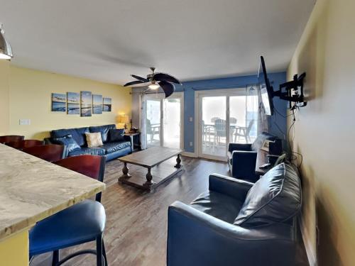 Χώρος καθιστικού στο Put-in-Bay Waterfront Condo #113