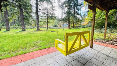 Zahrada ubytování Tranquil 4BR Escape Deck, Huge Yard & Nature home