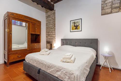 a bedroom with a bed with towels on it at B&B Shahrazad in Gubbio
