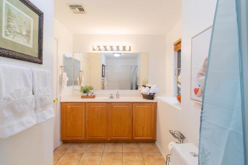 Ένα μπάνιο στο Casa Alessia 4BR Home & Heated Pool