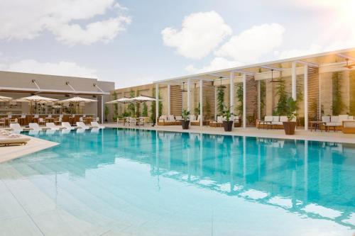 Bazén v ubytování Kimpton KAFD Riyadh by IHG nebo v jeho okolí
