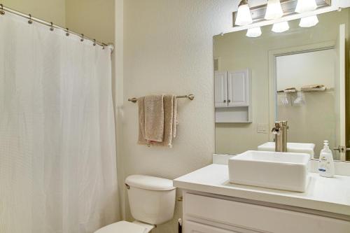 Ένα μπάνιο στο Condo 1 Mi to South Mountain Park! Unwind Poolside