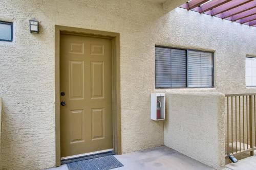 Φωτογραφία από το άλμπουμ του Condo 1 Mi to South Mountain Park! Unwind Poolside στο Φοίνιξ