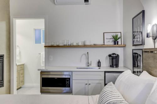 Η κουζίνα ή μικρή κουζίνα στο South Lake Chalet Boutique Suites - walk to Heavenly & Lake Tahoe