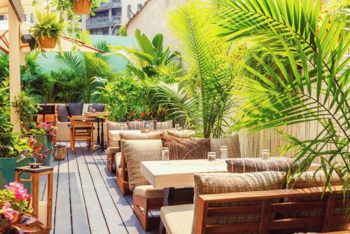 Taman di luar Soho Grand Hotel