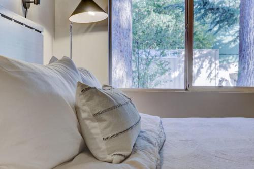 Ένα ή περισσότερα κρεβάτια σε δωμάτιο στο South Lake Chalet Boutique Suites - walk to Heavenly & Lake Tahoe