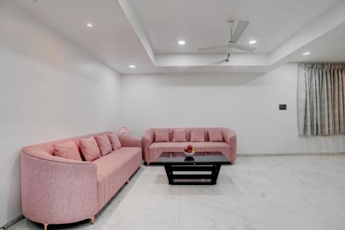 a living room with a pink couch and a table at Viva villa by Dancenter in Malavli