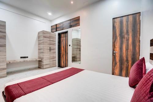 a bedroom with a bed and a wooden door at Viva villa by Dancenter in Malavli