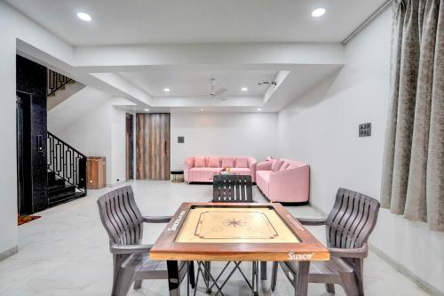 a dining room with a table and two chairs at Viva villa by Dancenter in Malavli