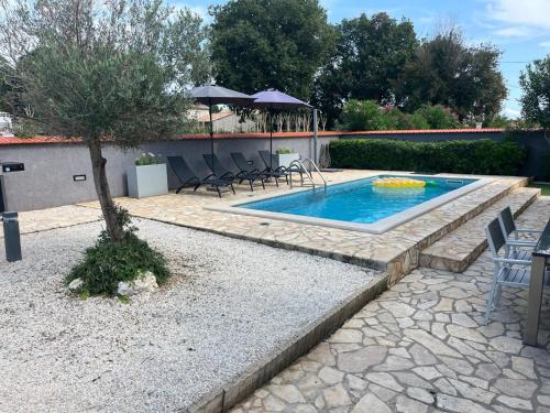 Kolam renang di atau dekat dengan Villa Lara 2