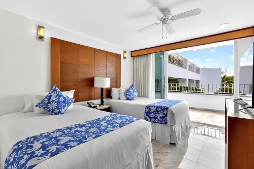 Postel nebo postele na pokoji v ubytování Grand Miramar A202