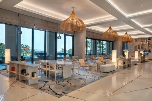 Posezení v ubytování Crowne Plaza Yas Island by IHG