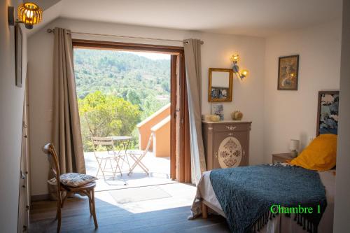 Un dormitorio con una cama y una puerta corrediza de vidrio. en A l'Orée du Maquis Villa 6 personnes, en Bonifacio