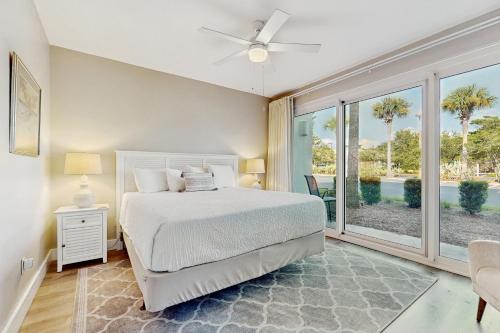 sypialnia z łóżkiem i dużym oknem w obiekcie High Pointe 1115 w mieście Seacrest