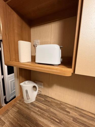 Η κουζίνα ή μικρή κουζίνα στο 2 Bed Caravan on Lyons Winkups Sleeps 6