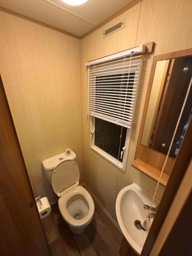 Ένα μπάνιο στο 2 Bed Caravan on Lyons Winkups Sleeps 6