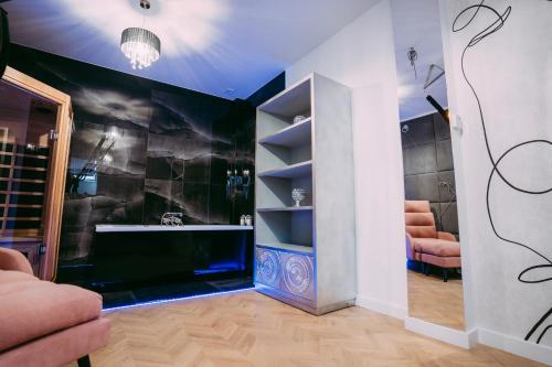 ノヴィ・ソンチにあるSILVER PTAK Apartmentのリビングルーム(テレビ付)、壁に棚が備わります。